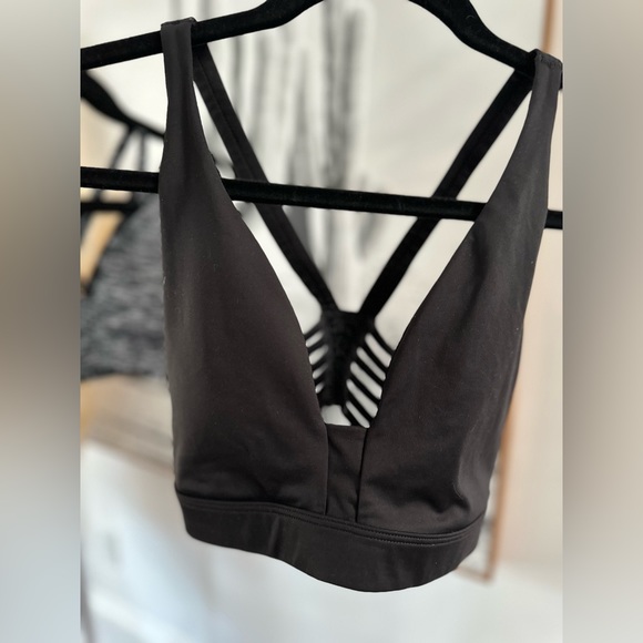 3 Victoria Secret sports bras in size Small. Deep V front. Grey, black & printed - Picture 15 of 15